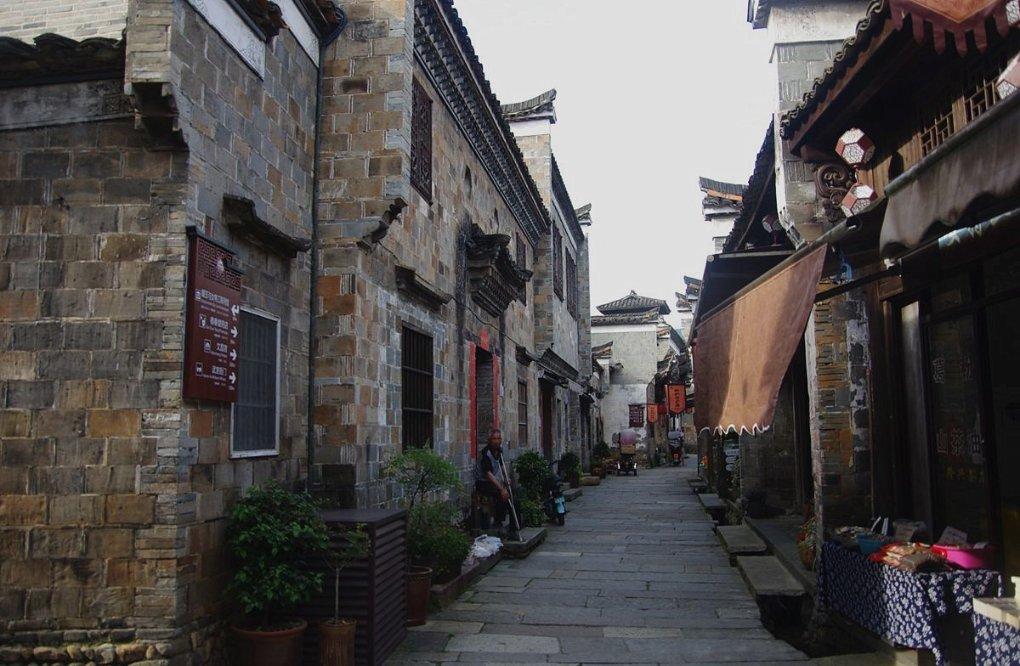 2018年,河南邙山挖出明代县令墓,出土镇墓符瓦片